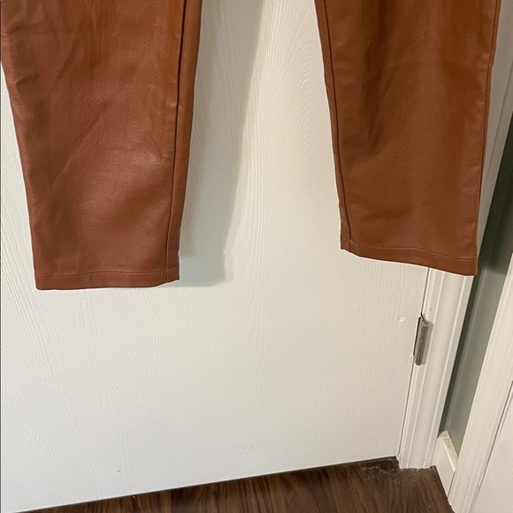 JLUXLABEL Like New Women’s Faux Leather Vegan High Rise Caramel Pants Sz Medium - Picture 4 of 10